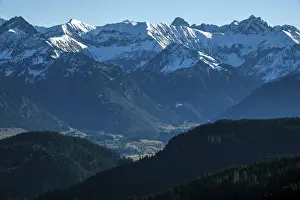 View from the high-altitude hiking trail from Bolsterlanger Horn to Riedberger Horn