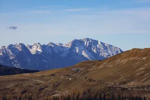View from Hoher Zinken to Trattbergalm with Hoher Goell