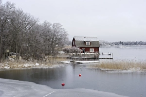 Category Scandinavia Prints: View of house and frozen lake, Fogdo