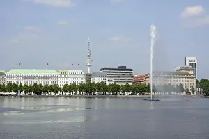 View over the Inner Alster Lake with Alster Fountain towards the street of Neuer Jungfernstieg