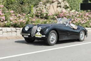 Side view of the Jaguar XK 120 OTS with start number 28
