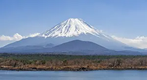 View over a lake to the volcano Mt Fuji
