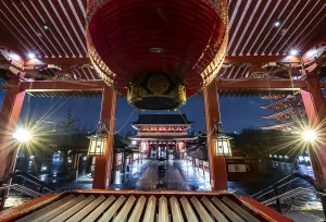 View from the main hall with a huge red lantern to the illuminated Hozomon Schazkammer Gate of Asakusa