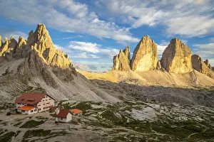 View of mountain hut Dreizinnenhutte and chapel with rock massif Paternkofel and mountain range drei Zinnen