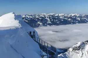 View from the Nordwandsteig on the Nebelhorn summit (2224m) to the Hoerner group