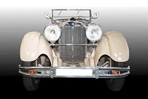 Front view open convertible oldtimer car with big grid