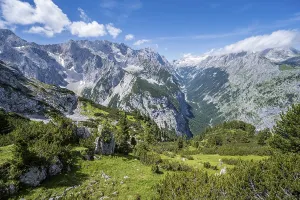 View into the Reintal valley and of the peaks of the Wetterstein mountains