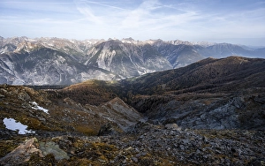 View from the ridge of the Venet to the mountain panorama of the Parzinn Group of the Lechtal Alps