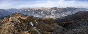 View from the ridge of the Venet to the mountain panorama of the Parzinn Group of the Lechtal Alps