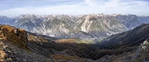 View from the ridge of the Venet to the mountain panorama of the Parzinn Group of the Lechtal Alps