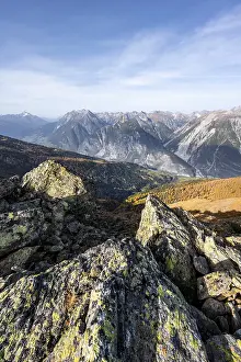 View from the ridge of the Venet to the mountain panorama of the Parzinn Group of the Lechtal Alps