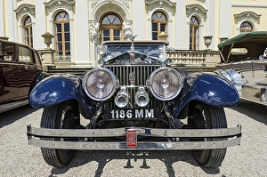 Front view of a Rolls-Royce classic car