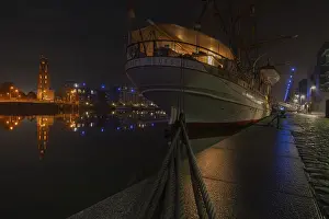 Category Historic EN Prints: View of the stern of a tethered sailing ship at night