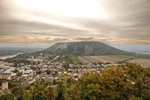 View of a town and a hill on the horizon under a vaste sky