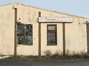 Category Historic EN Prints: View of a weathered facade of an abandoned pub