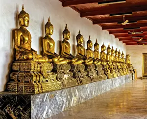 Viharn of Phra Ubosot, Buddha statues