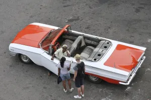 Vintage car, Central Plaza, Havana