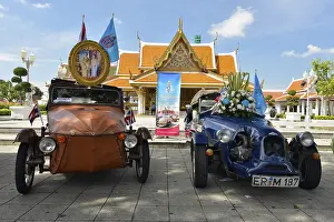 Vintage car exhibition, Wat Ratchanatda at the back
