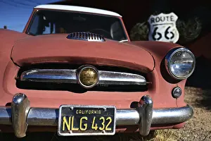 Category Oldtimer Prints: Vintage car in front of the Giganticus Headicus store on Route 66