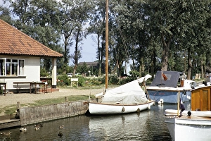 Vor dem Pub vertaeute Boote, Hickling Broad, Norfolk Broads, Juli 1970