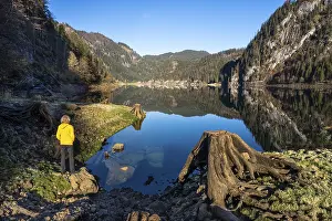 The Vordere Gosausee in autumn with a view of the Gasthof Gosausee