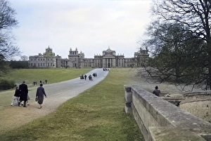Walkers on the driveway to Blenheim Castle, Woodstock, Oxfordshire, England, UK 1956