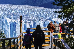 Walkways to observe the glacier