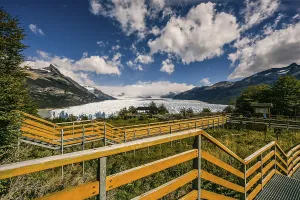 Walkways to observe the glacier
