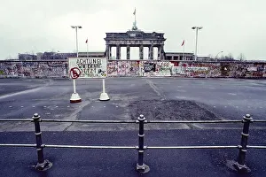 The wall in front of the Brandenburger Tor in the year 1989