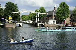 Walter Suskind Bridge, Boats on the Amstel River