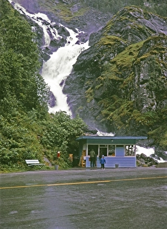 Wasserfall Latefoss bei Odda in Norwegen mit Kiosk und Geschaeft an der Strasse, Norwegen, 1970