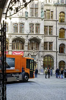 Waste collection by Abfallwirtschaft Munich at the town hall in Munich