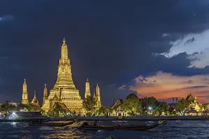 Wat Arun, Temple of Dawn at sunset with dark clouds