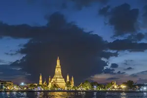 Wat Arun, Temple of Dawn at sunset with dark clouds
