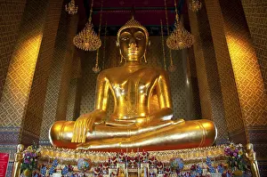 Wat Kalayanimit, next to the Chao Phraya River