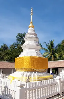 Wat Lai Hin Kaew Chang Yuan (Temple of the Standing Elephant with the Stone Shoulder)
