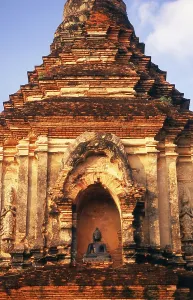 Wat Lok Moli or topknot of the world is thought to have been founded by King Ku Na