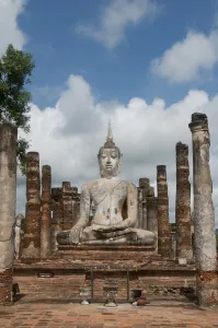 Wat Mahathat was founded in the 13th century by King Intharathit (c)