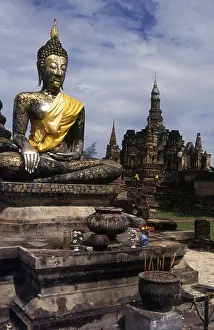 Wat Mahathat was founded in the 13th century by King Intharathit (c)