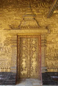 Wat Mai Suwannaphumaham dates from the early 19th century
