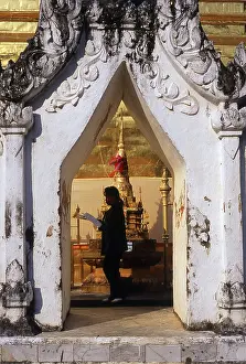 Wat Phra That Chae Haeng dates from 1355 and was built during the reign of Pray Kan Muang