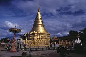 Wat Phra That Haripunchai was founded in 1044 by King Athitayarat of Haripunchai on the site of Queen Chamathewi's