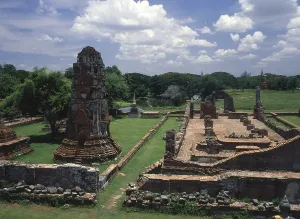 Wat Phra Mahathat was built during the reign of Borommaracha I (Boromma Rachathirat I)