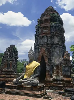 Wat Phra Mahathat was built during the reign of Borommaracha I (Boromma Rachathirat I)