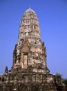 Wat Ratburana (Ratchaburana) was built in 1424 during the reign of King Borom Rachathirat II (Borommarachathirat II)