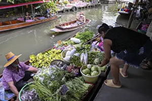 Wat Saphan Floating Market, Wat Saphan