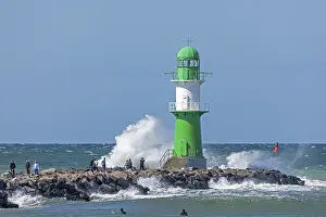 Waves, spray, people, beacon, Warnow estuary