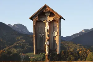 Wayside cross in Wiechs, Mt Wendelstein at back