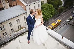 Wedding couple on the roof of city