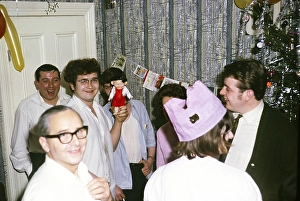 Weihnachts- oder Neujahrsfest mit Familie und Freunden, UK 1965-1966